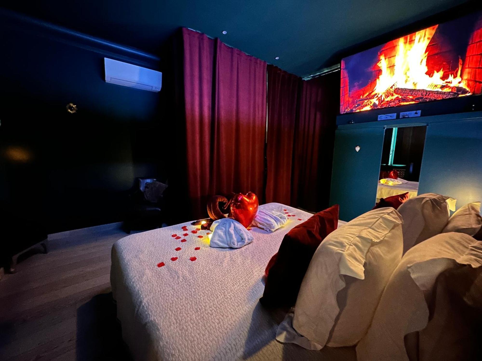 Mieuxqualhotel Jacuzzi Privatif Velvet Desire Bordeaux Exteriér fotografie